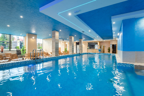 Da li hotel ima bazen, spa, restoran?